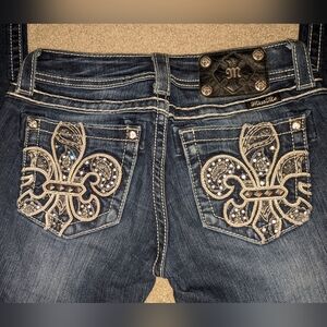 EUC Ladies Miss Me Skinny Jeans w/embroidered Fleur de Lis pockets Sz 26
